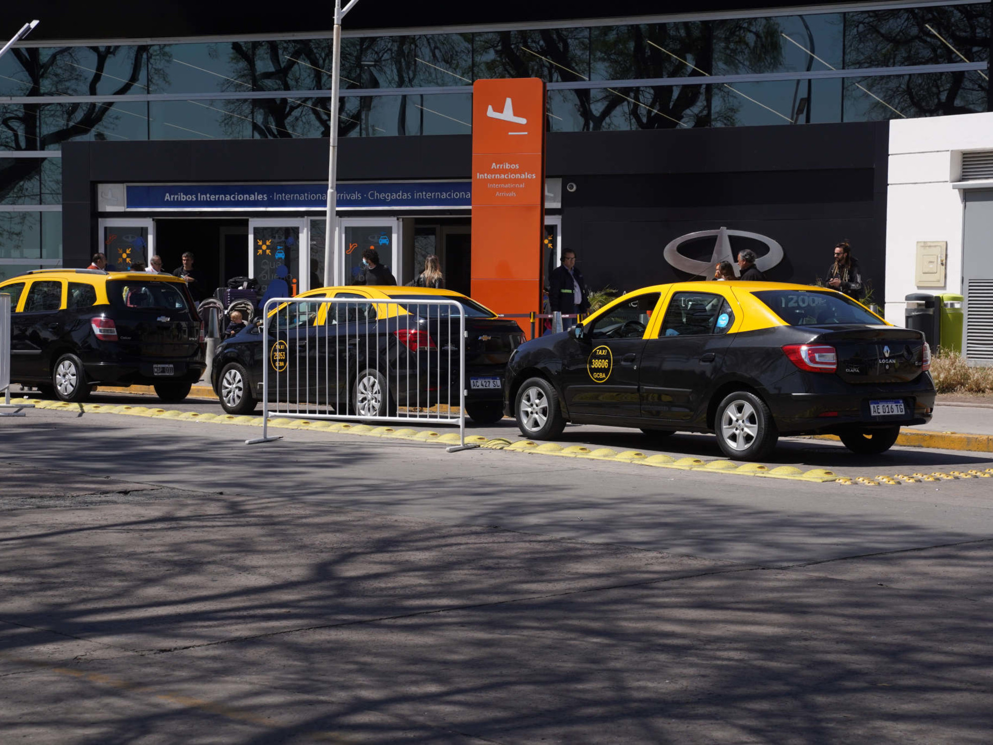 CIUDADES
MAFIA DE TAXIS EN AEROPARQUE
Foto Guillermo Rodriguez Adami